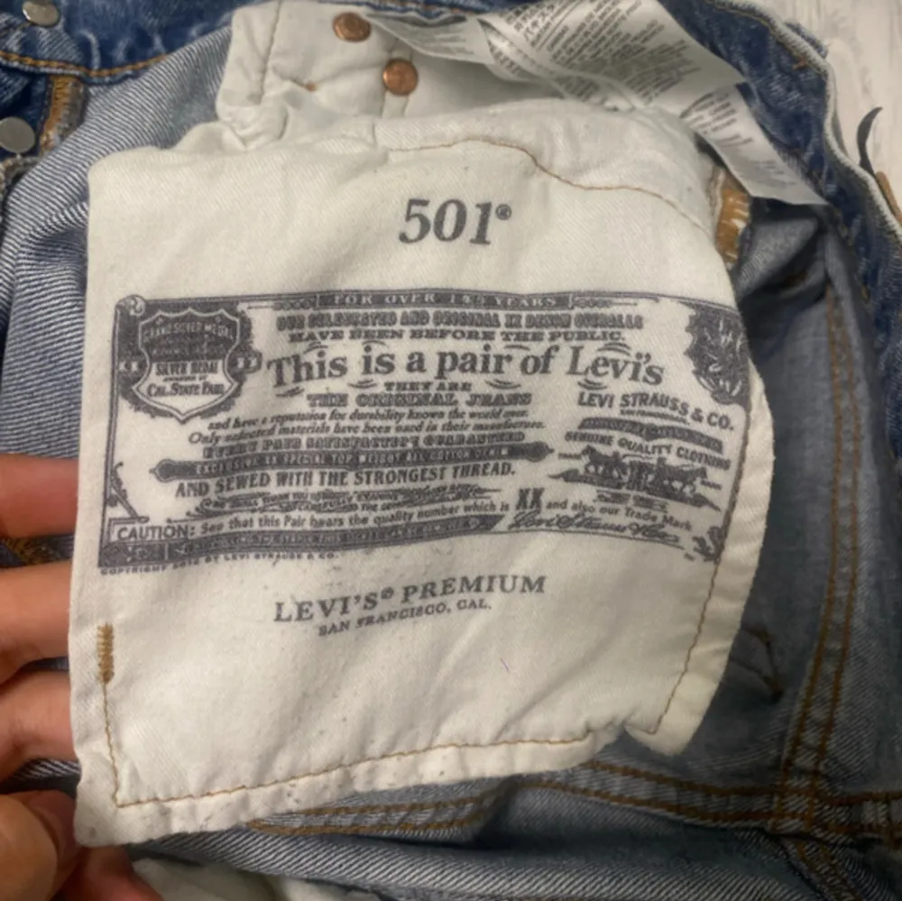 Vintage jeans, 501, från märket Levi’s  ❤️————————————❤️ Sparsamt använda, köpta för något år sedan online från deras hemsida, passade inte min kropp och orkade aldrig returnera. ✨❤️. Jeans & Byxor.