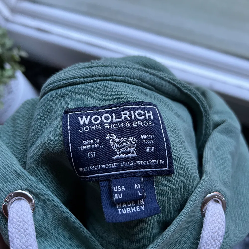 Sjukt unik woolrich hoodie med speciell kant och riktigt bra passform! Bra skick utan några defekter.  Modellen är 182cm och väger 70kg.. Hoodies.