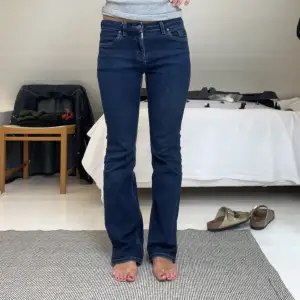 Bootcut jeans från Esprit. Storlek 26/30 och jag är 165cm.