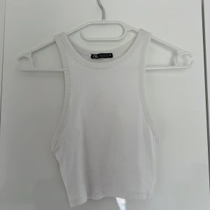 Zara croptop  - Vit topp från zara helt oanvänd💕💕💕