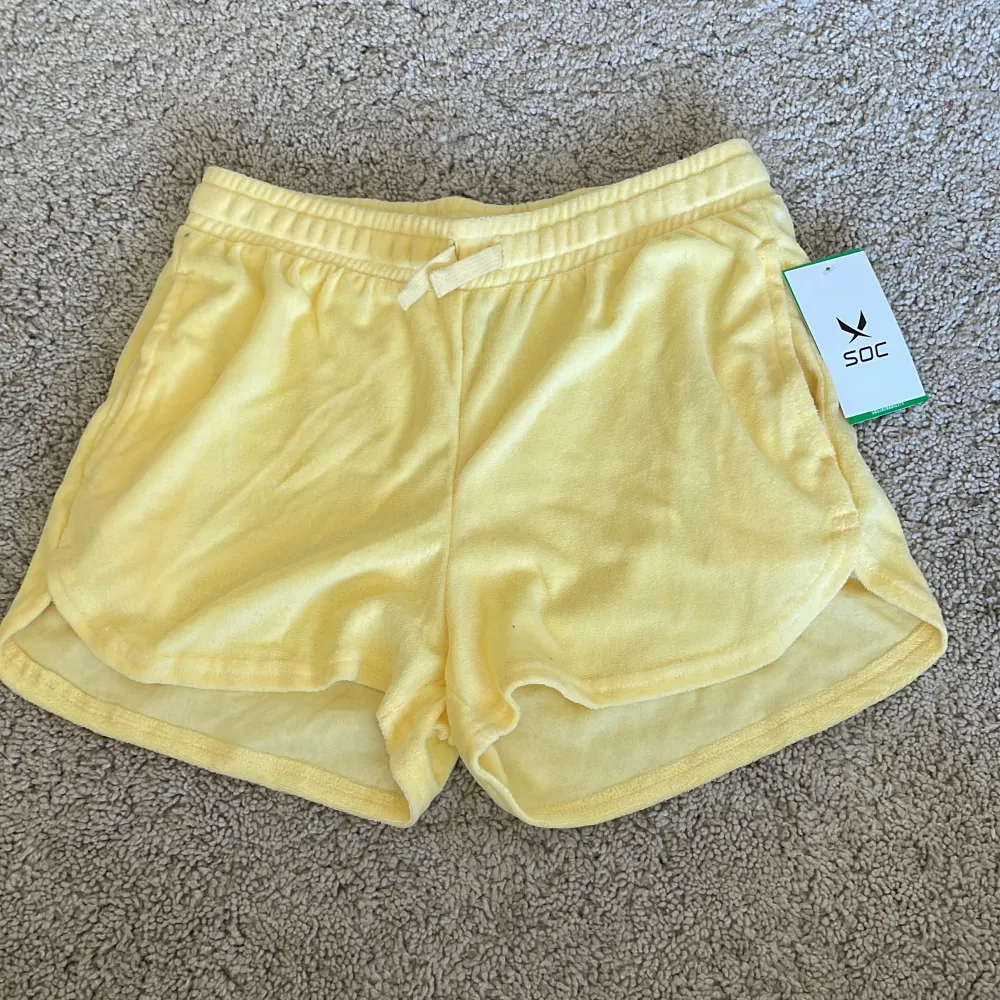 Säljer dessa gula strand shorts med prislappen kvar, alltså aldrig använda. Kontakta gärna vid intresse💗. Shorts.