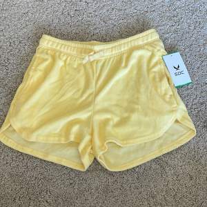 Säljer dessa gula strand shorts med prislappen kvar, alltså aldrig använda. Kontakta gärna vid intresse💗