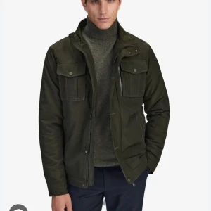 John Henric jacka  - Säljer denna jacka från John Henric. Storlek M. Aldrig använt endast testat! Slutsåld!! Kom med prisförslag  Nypris är 1499!