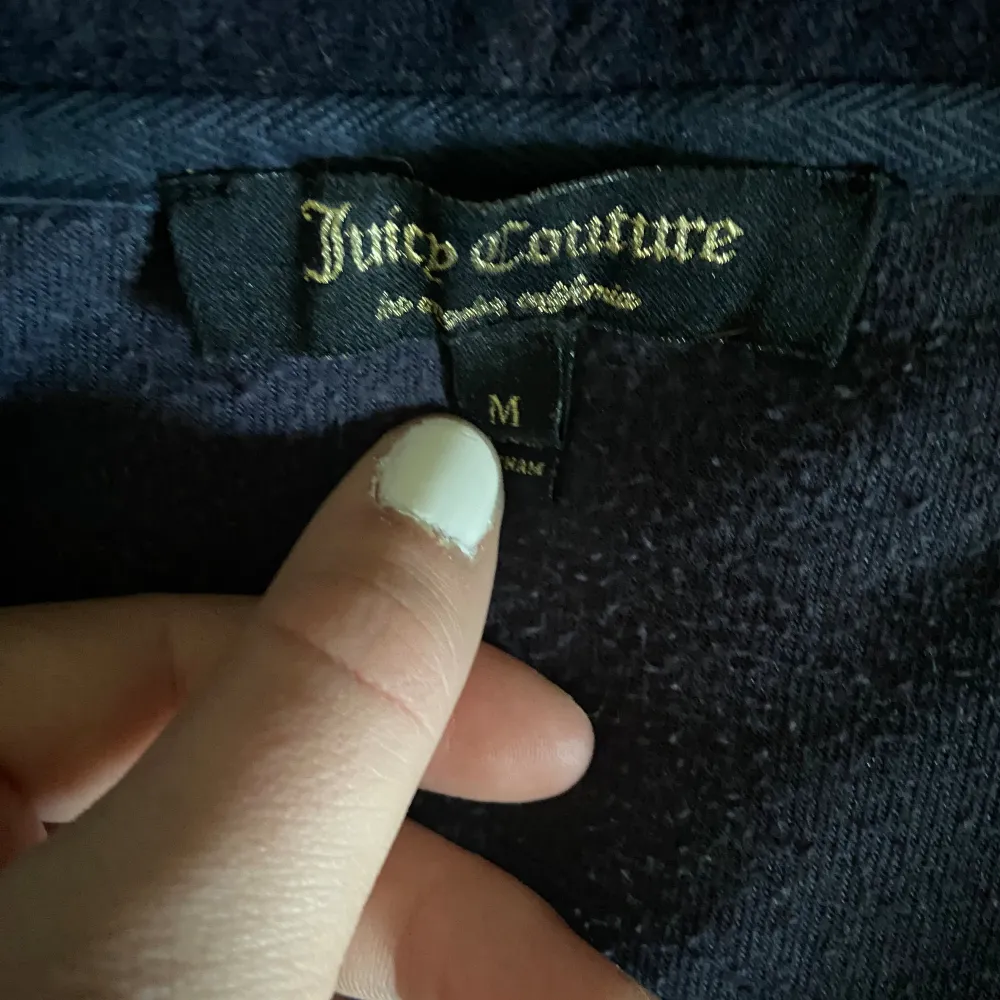 Super fin o vintage juicy couture tröja. Passar till allt och färgen är super fin!💗 använd men inget som syns och den är inte skadad på något sätt💗. Tröjor & Koftor.