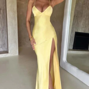 Rygglös Maxiklänning - Köpte som balklänning men var för liten där av säljer jag denna maxiklänning