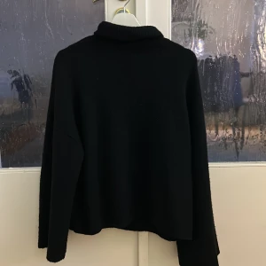 Stickad polotröja  - Tröja ifrån Bikbok i strl S, super fin och gosig till vintern!💕 Ny pris 250 kr