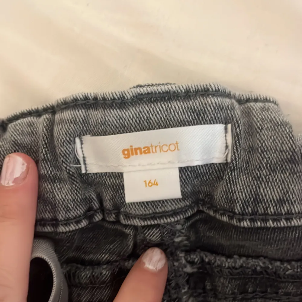 Skitsnygga lågmidjade bootcut jeans använda 3-4 gånger. Säljs för att jag har för många jeans. Är från Gina Young i storlek 164, skulle säga storlek 34/36. Jeans & Byxor.