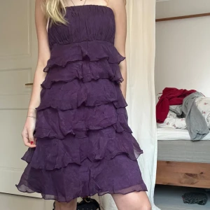 Volang klänning  - Superfin lila volang klänning som är perfekt till sommaren. 