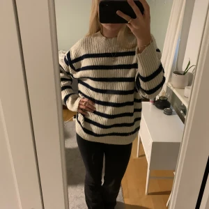 Stickad randig tröja  - Stickad randig tröja från H&M, rellativt använd men i fint sick 💞oversized fit