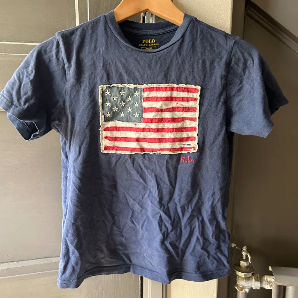 Blå Polo Ralph Lauren t-shirt. Den är lite sliten på flaggan men annars i grymt skick. T-shirts.