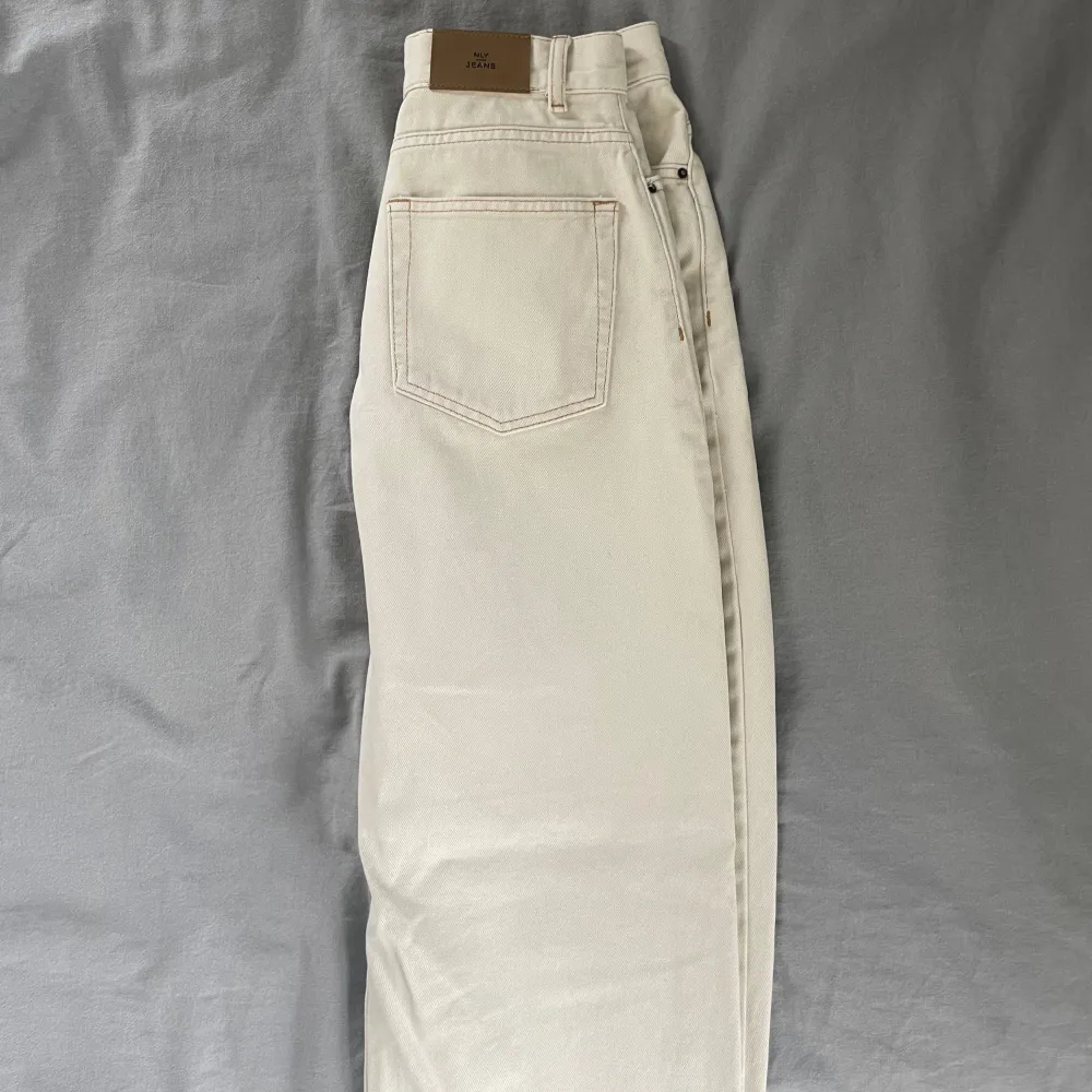 Vita jeans från nelly.com i bra skick. Storlek 34 kvinna. (Ord. Pris ≈599 kr) Straight wide leg, normal midja :). Jeans & Byxor.