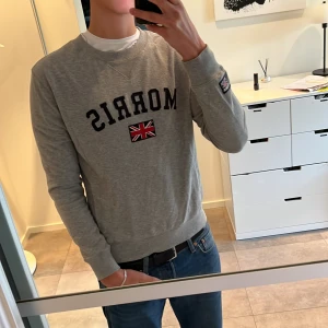 Schysst Morris tröja i nyskick  - Grå morris tröja i nyskick. Sorleken är S men passar M.  Skick: 10/10 Pris: 349