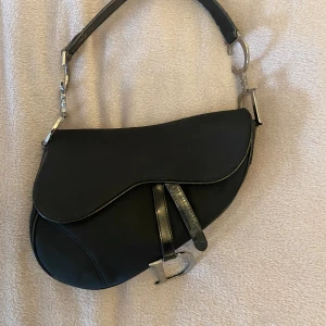Dior väska  - Vintage dior saddle bag. Köpte från the real real. Kvitto finns och äkthet bevis finns. The real real dustbag ingår.