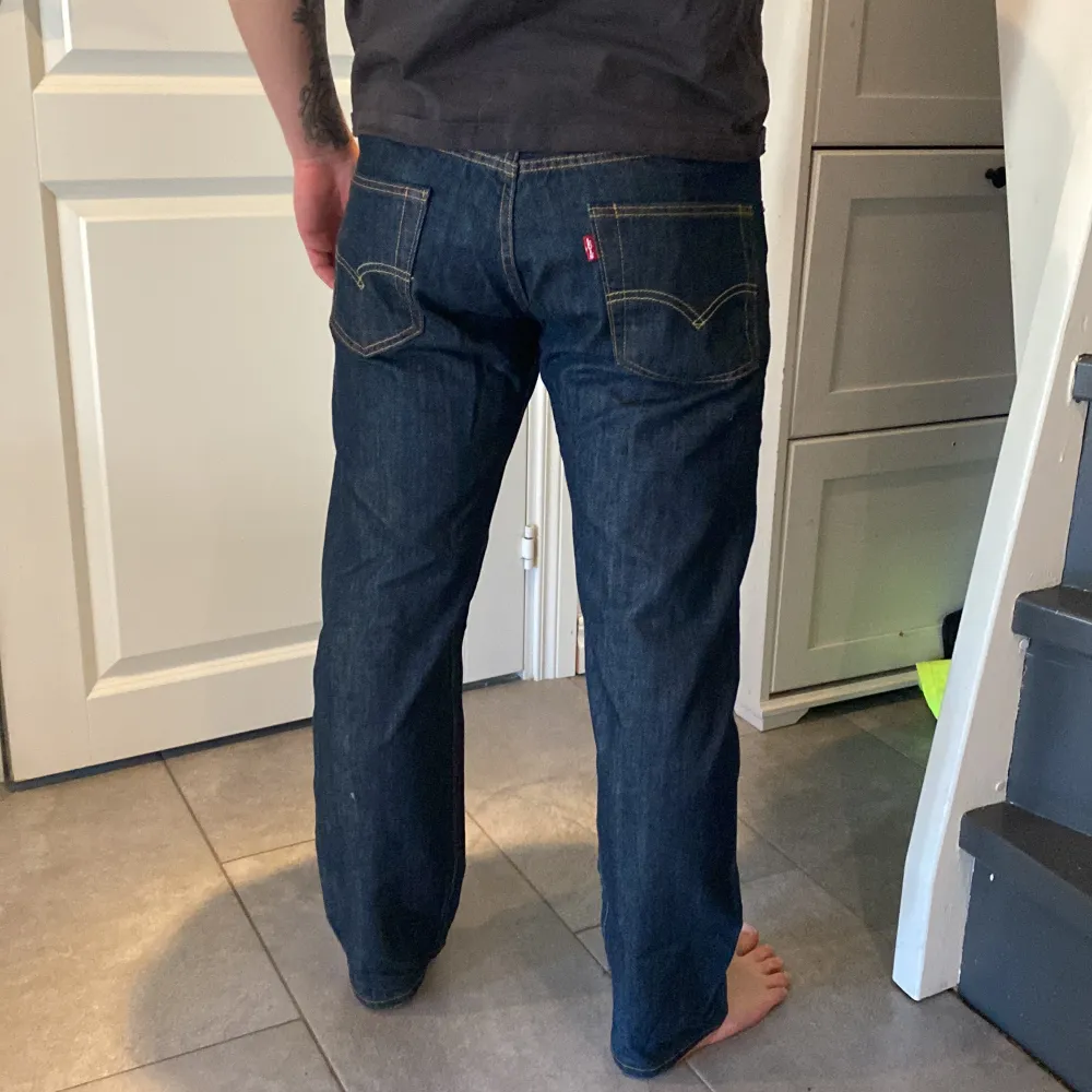 Knappt använda Levis jeans i snygg mörkblå färg! Ngt uppsydda i benen så kortare än 32. Jeans & Byxor.