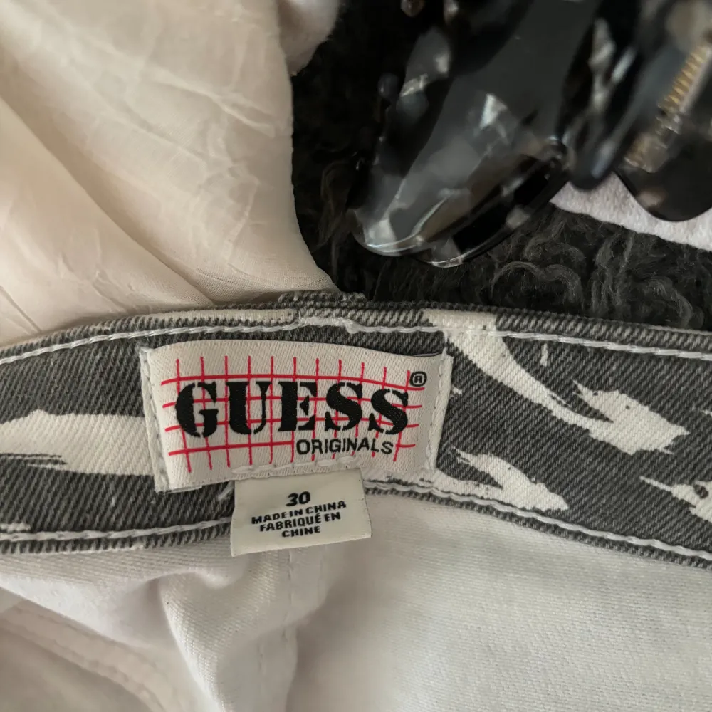 Säljer mina knappt använda lågmidjade guess jeans i zebra mönster 🐆😍. Jeans & Byxor.