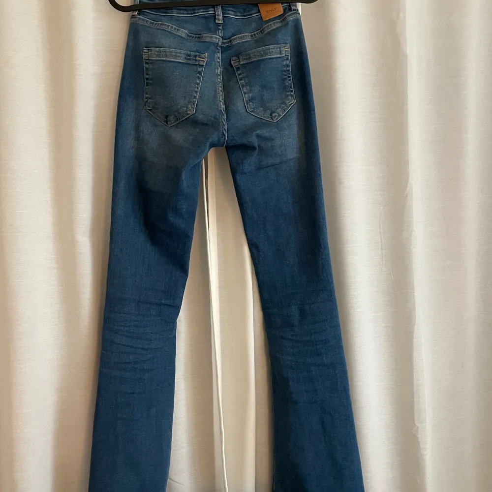 Säljer ett par Only jeans. Inte använt så mycket så ser helt nya ut. Storlek xs  Längd 32. Jeans & Byxor.