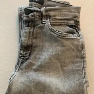 Grå Replay jeans i fint skick. Modell Thad. Storlek 12A/150 cm 