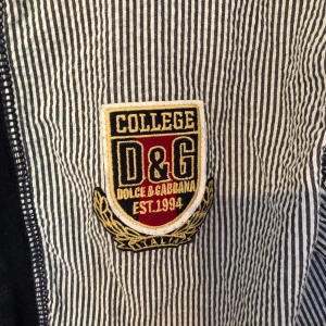 Dolce Gabbana zip up  - Riktigt fint skick vintage dolce gabana zip up/jacka  köpt på Herr Judit i Stockholm som bara säljer äkta vintage märkeskläder. Pris kan diskuteras vid snabb affär 