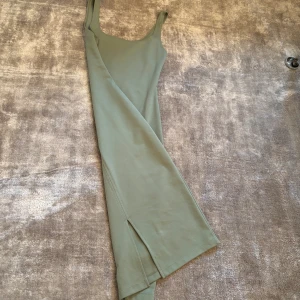 Grön klänning lång  - Grön klänning till knäna  Storlek S Finns även att hämta upp i Solna eller Fruängen 