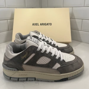 Axel Arigato Area Lo skor  - Ett par riktigt fräscha Area Lo skor som är nästintill oanvända. Skick 9/10 då dem är lite creasade och smått slitage i bak vid hälen på skon osv. Nypris omkring 3200 och orginalbox och bag ingår! Priset kan diskuteras vid smidig affär😊