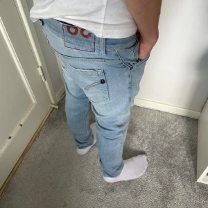 Dondup George - Tja! Säljer nu dessa sjukt snygga dondup jeans som är perfekta till våren och sommaren | Denna färgen är sjukt eftertraktad inför sommaren | Storlek 29 | Skick: 9/10 | Ny pris: 3600 kr, Säljs för 999kr