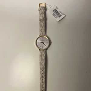 Klocka  - Helt oanvänd, prislapp är fortfarande på. Plasten är även kvar på klockan.   Bateriet behöver dock bytas. 