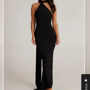 CONSTANTINA, klänning - Intresskoll på min jätte snygga klänning från Melanithelabel i storlek small, använd endast en gång på min bal. Precis som ny! Köpt 2619kr!!😫 (Har kvitto)