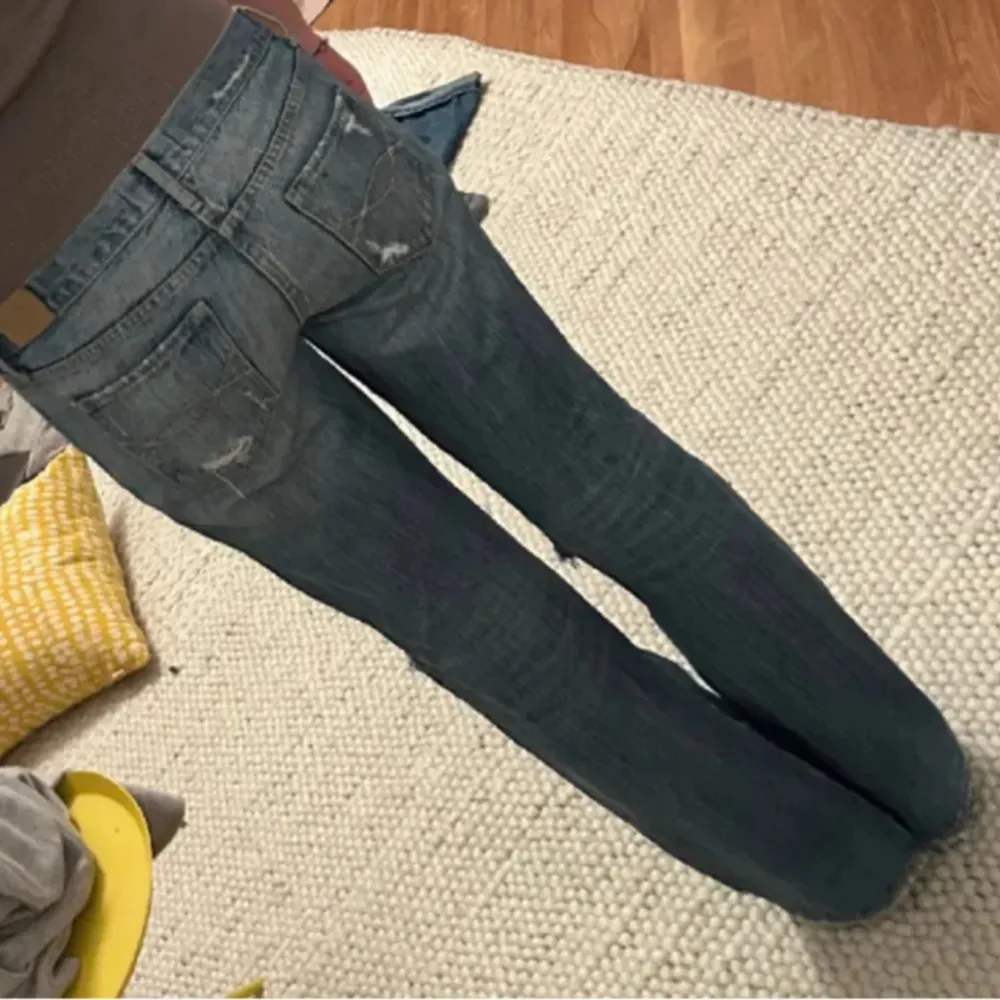 OBS inte mina bilder! Säljer dessa super snygga jeans åt min kompis då dom inte passade. Midjemåttet är 40cm rakt över  & innerbenslängden är 80cm. Byxorna är omsydda till bootcut (se bild). Köpta för 700kr💗. Jeans & Byxor.