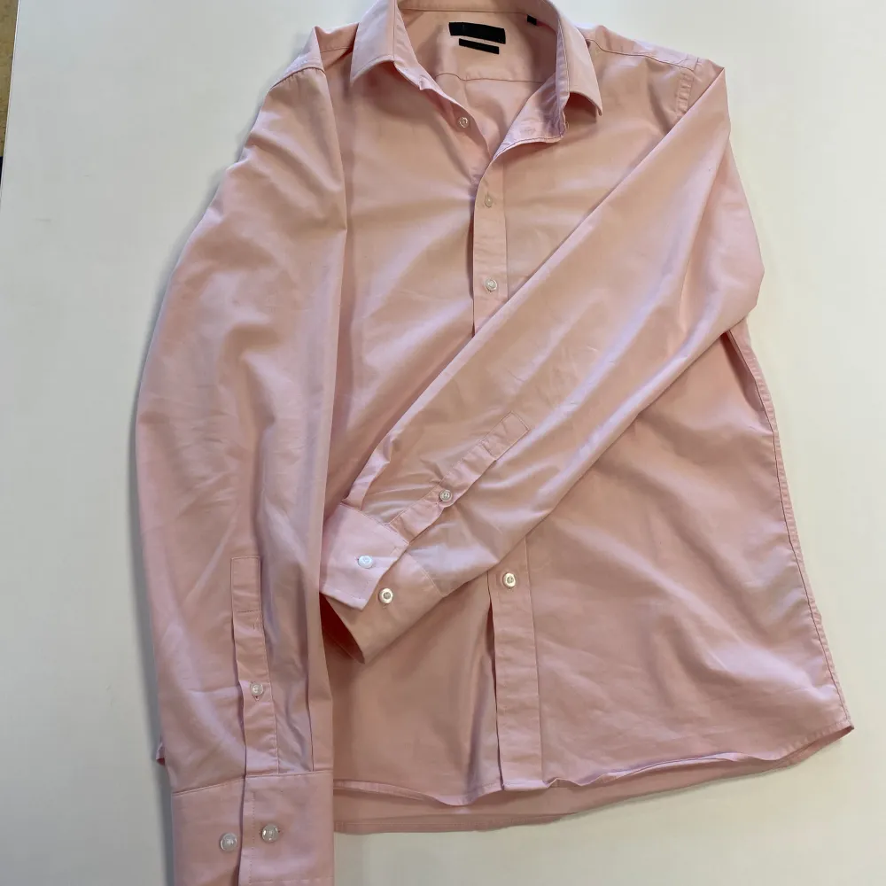 En stilren rosa skjorta från Riley storlek M (slim fit). Passar perfekt till sommaren och utekvällar. Modellen på bilden är 185cm och ca 70kg. 9/10 skick inga defekter.  Nypris 799kr mitt pris 349kr Skriv om funderingar!!!. Skjortor.