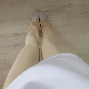 yogabyxor - 🧡säljer mina beiga yogabyxor då de inte kommit till användning🧡 nyskick !! ribbat material !! långa ben som lägger sig snyggt över skon !!  svarar snabbt vid frågor!🫶🏼