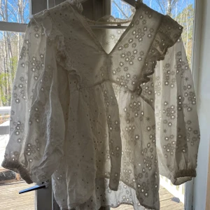 Somrig blus - Söt somrig blus! Knappt använd, men märket är okänt då det inte finns någon lapp. Säljer därför ganska billigt 💞 Bra skick! 