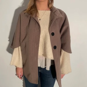 Trekvartsärmad jacka  - Säljer denna snygga jacka, lånade bilder ❤️