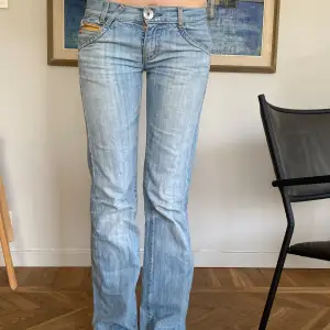 Jätte snygga low waist jeans. Köpta för 950. Tuvärr får jag inte användning för de! Jag är 170 ungefär