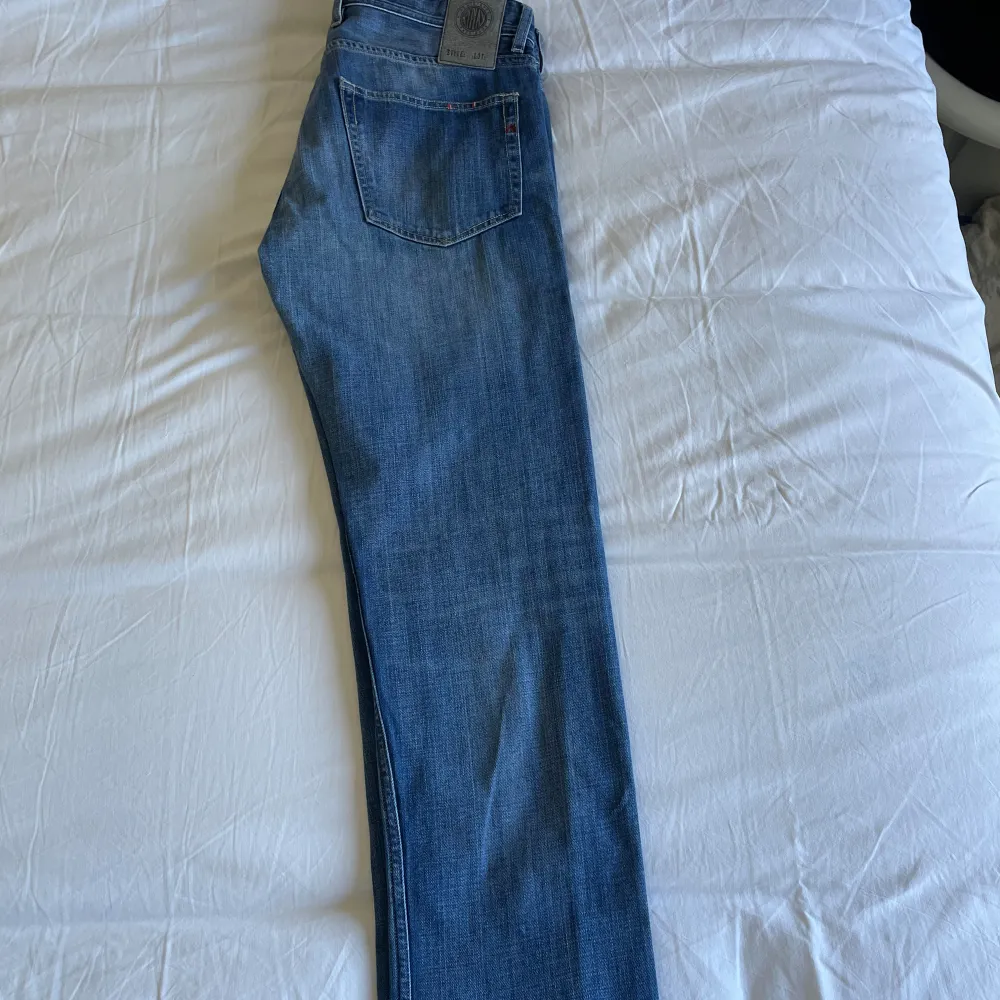 Jag säljer ett par feta Replay jeans. Riktigt bra skick. Storlek W31 L32 men dom sitter typ som W29-30 L30-32. Priset är inte hugget i sten. Jeans & Byxor.