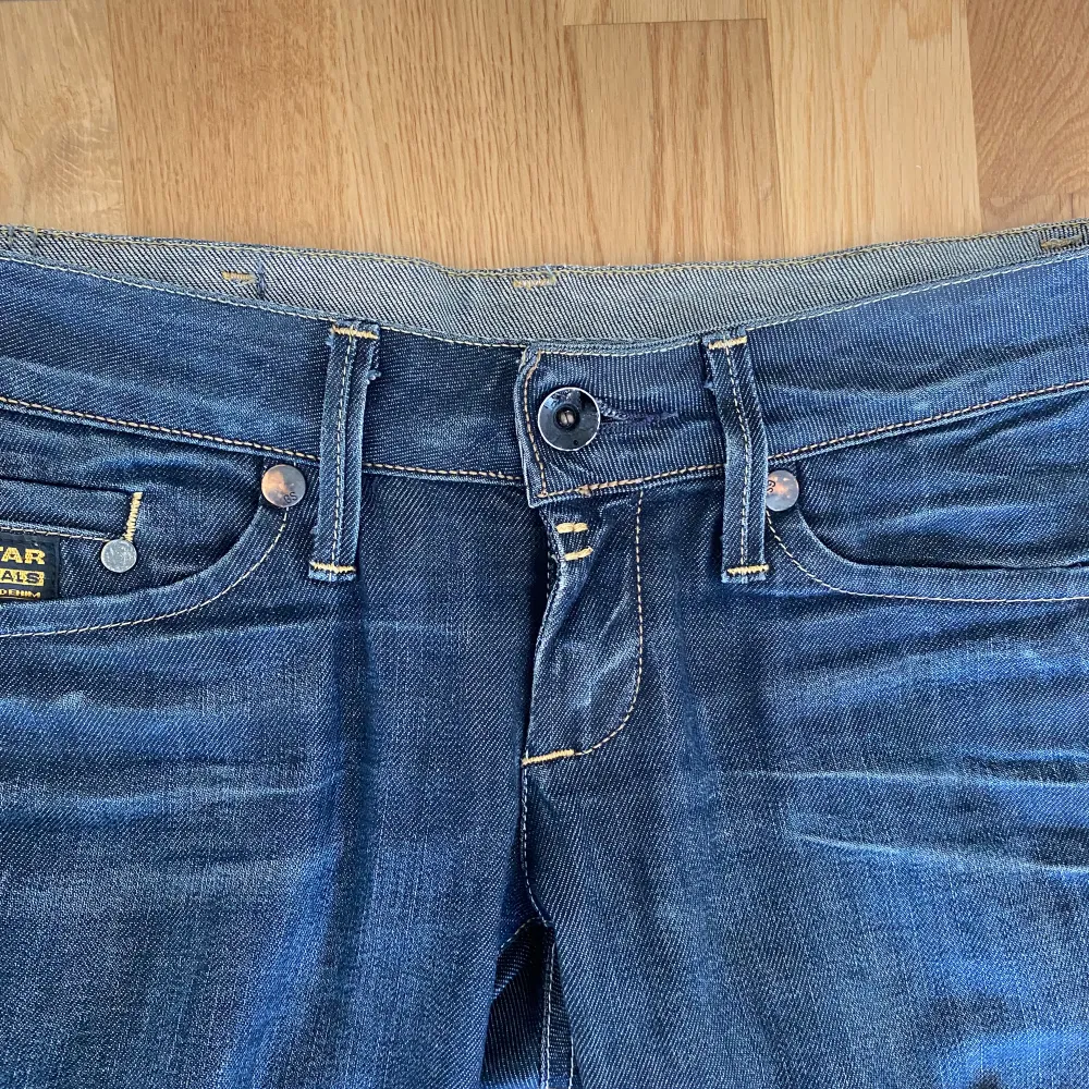 Low waist jeans, raka/slim från G-star i supersnygg färg!. Jeans & Byxor.