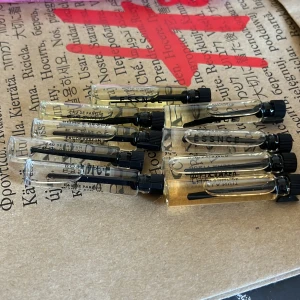 Essence parfym  - Mini parfymer ifrån essnce, I lukterna Dusty amber, Black velvet, bacco de leux,bossy peach, Fleur chere, drunk apple pie, elle la nuit,rose rose, woody sandal säljer för 20kr st eller alla för 100kr✨