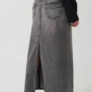En jeanskjol från Gina tricot som kostar 499 kronor och säljs för 299. Helt ny och aldrig använd 