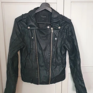 Snygg jacka i skinnimitation strl S - Svart jacka i skinnimitation från Lager 157. Strl S. I bra begagnat skick. Ena fickan är dock trasig inuti men kan lätt sys ihop. Kommer från rökfritt hem med katt. Hämtas eller skickas om köparen betalar frakten.