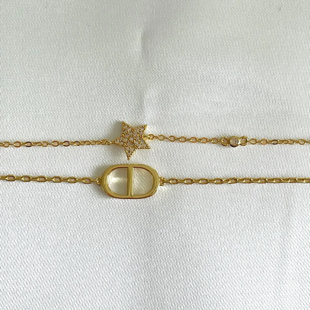 En riktigt fin guld dubbel layer armband 😫💕 helt ny och oanvänd! Armbandet är 18k guldpläterad och rostfrittstål 🫶🏻✨. Accessoarer.