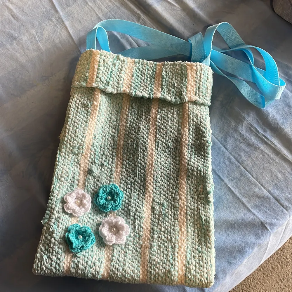 Vävd väska/kasse blå och vit med blå band  Fina blommor på framsidan  Någon enstaka fläck finns . Väskor.