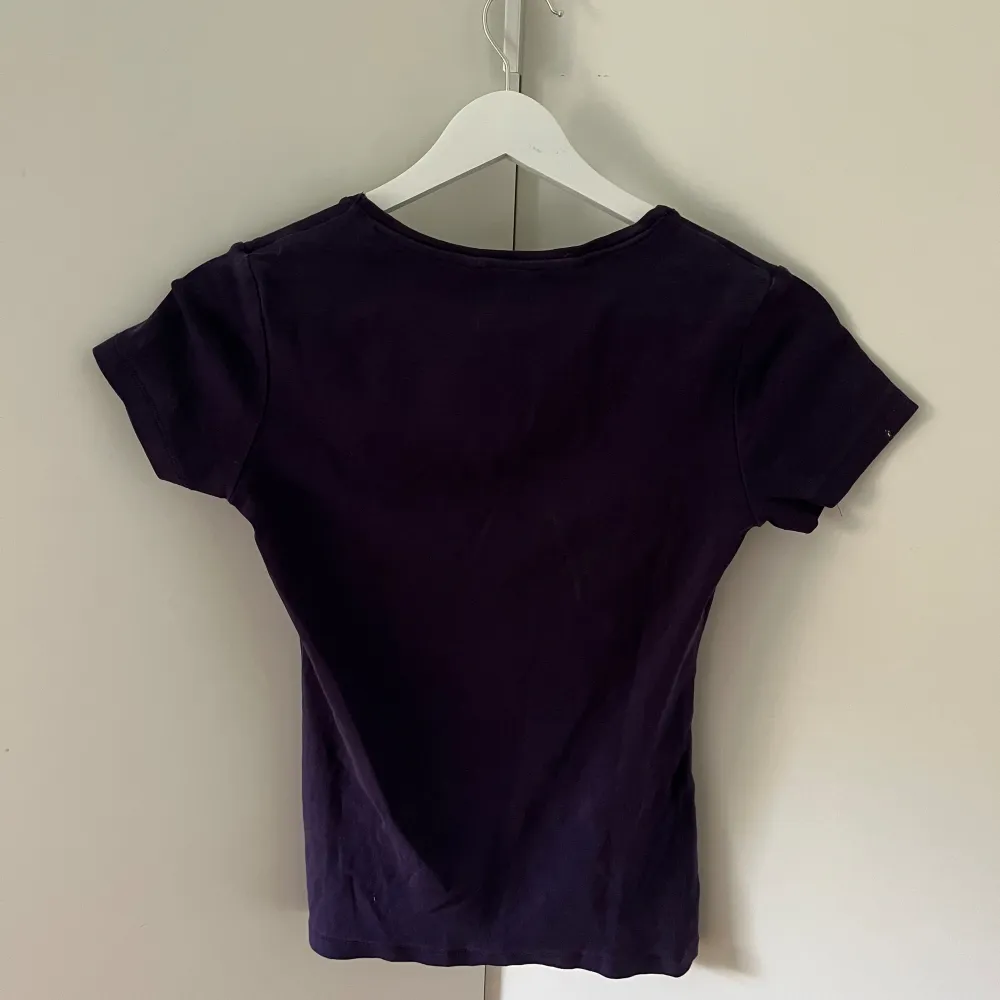 Säljer denna urringade lila t-shirt som är perfekt till sommaren! 🩷. T-shirts.