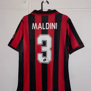 En retrotröja från klassiska AC MILAN som kastar oss tillbaka i tiden. Italienska ikonen Paolo Maldini på ryggen. Helt ny  Kom med bud så kan vi diskutera pris.