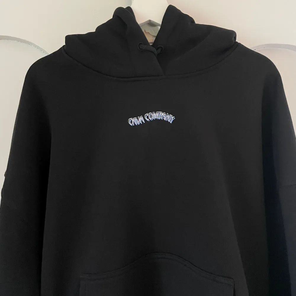 En Cava Company hoodie från Junkyard. Aldrig använd, med prislapp kvar, i storlek M/L. Orginal pris är 800kr, säljer för 400kr!. Hoodies.