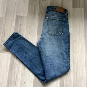 Hej! Säljer ett par riktigt snygga jeans från HM! Använda fåtal gånger och har inga defekter 🤝fint material, 28/32 true to size, modell: skinny&denim, färg: blå-marinblå,slim✅snygga till sommaren! Skriv vid minsta intresse! Mvh Dompa 