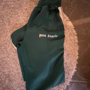 Säljer mina Palm angels byxor för att dom har blivit för små för mig. Derför så säljer jag dom billigt - Skriv om ni har några frågor! Pris kan diskuteras 