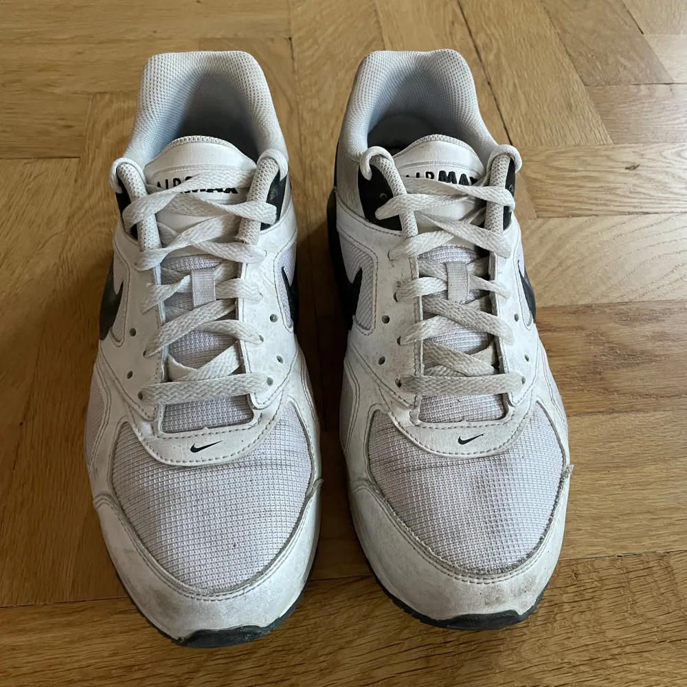 Vita Nike AIR MAX som är använda men i bra skick. På bild 3 syns två svarta märken som blivit. Storlek 44,5🩵. Skor.