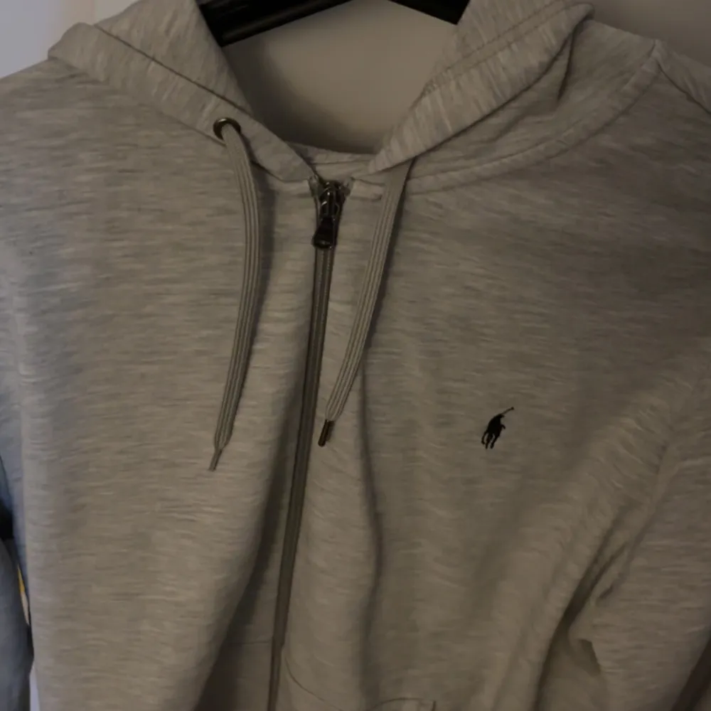 Nya polo hoodies i storlek XL, har ingen användning av de så jag vill sälja de kom med ett bra bud så är tröjorna dina. Hoodies.