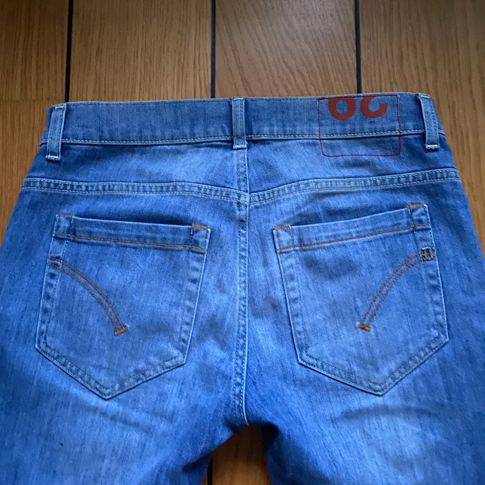 Mycket fina Dondup jeans som alldrig riktigt kommit till användning  Inga defekter eller lagningar ! Skick 9,2/10. Jeans & Byxor.