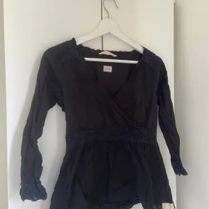 Oss Molly blus - Använd ca en gång, fint skick. Meddela vid eventuella frågor💞