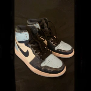 jordans nike skor  - Super fina blåa jordans skor som är blanka, de är lite använda men inget man ser💖